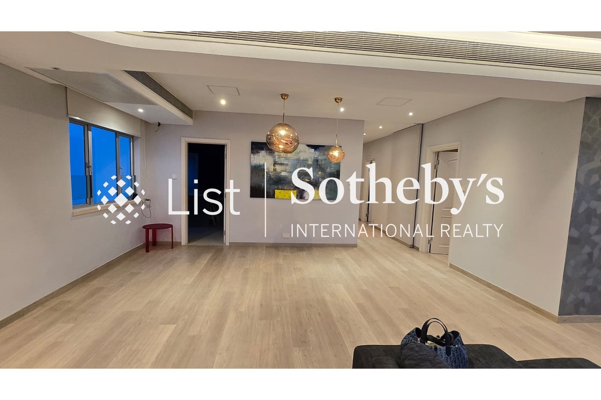 Guildford Court 僑福道5號 | Living and Dining Room