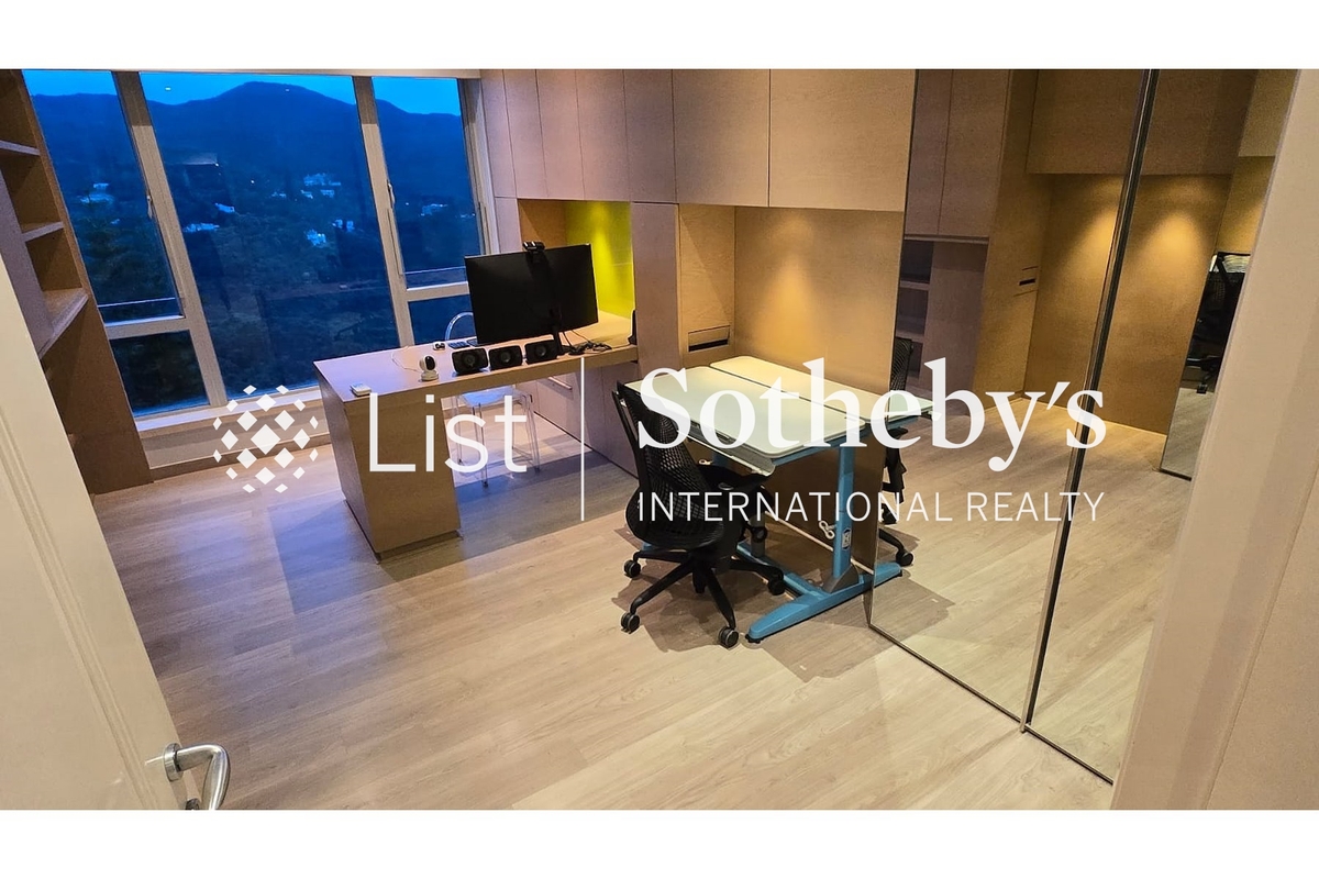 Guildford Court 僑福道5號 | Living and Dining Room