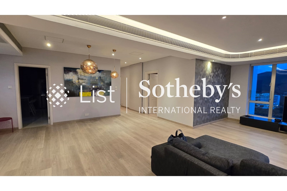 Guildford Court 僑福道5號 | Living and Dining Room