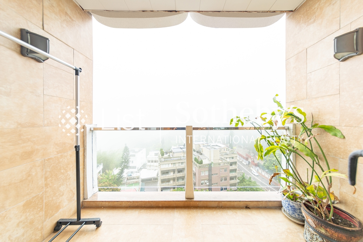 Villa Verde 環翠園 | Balcony off Living and Dining Room