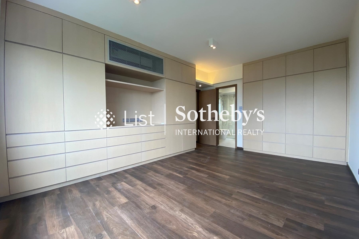 Barker Villa 柏架別墅 | Built-in Wardrobe in Master Bedroom