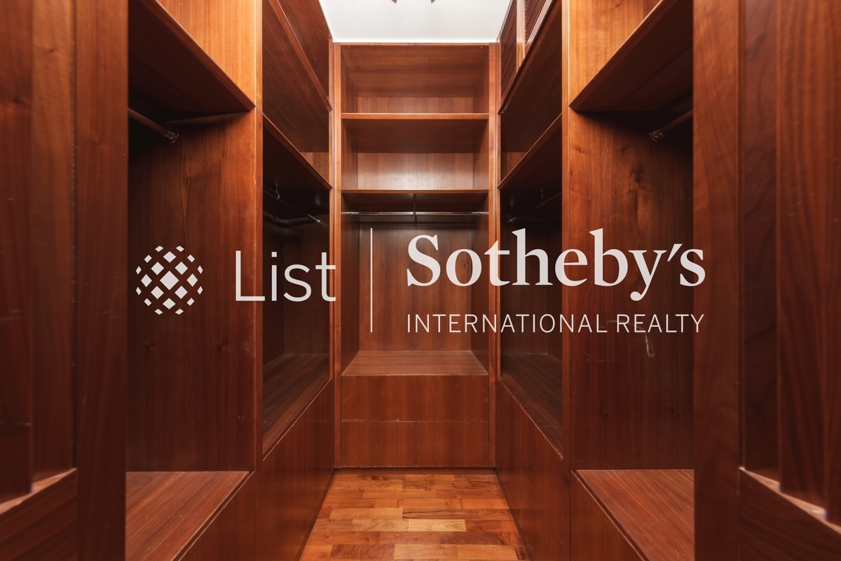 Haking Mansions 白加道43號 | Walk-in Closet in Master Bedroom 