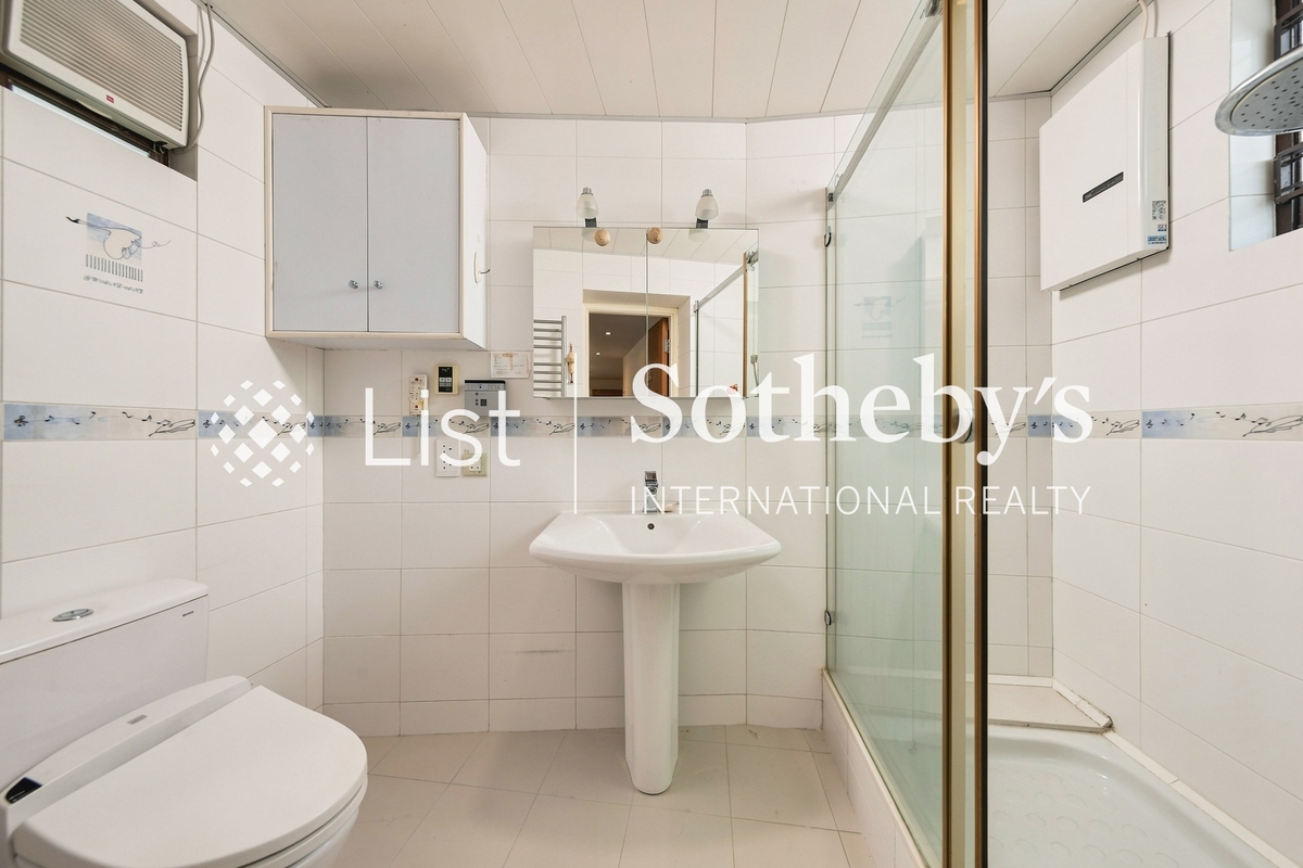 Villa Monte Rosa 玫瑰新邨 | Master Bathroom
