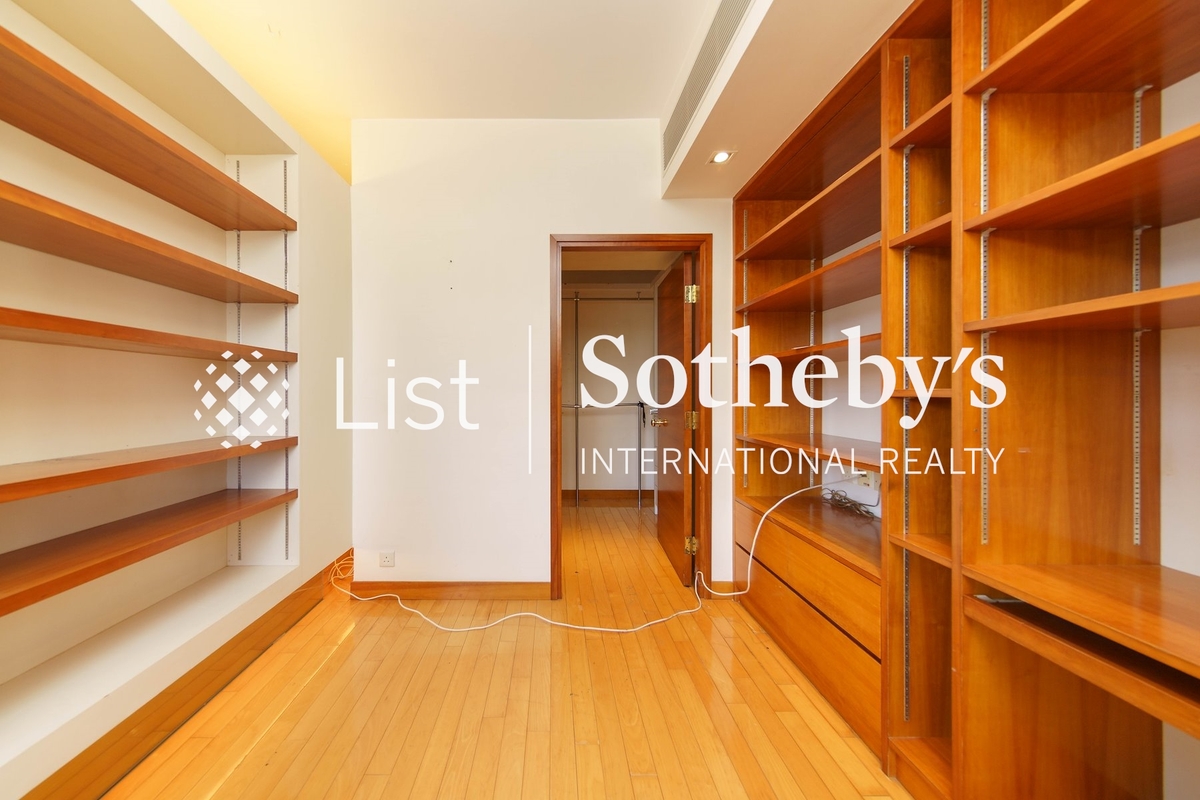 Villa Monte Rosa 玫瑰新邨 | Walk-in Closet in Master Bedroom 