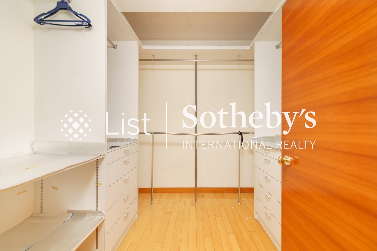 Villa Monte Rosa 玫瑰新邨 | Walk-in Closet in Master Bedroom 