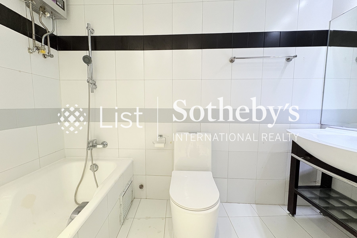 Villa Monte Rosa 玫瑰新邨 | Master Bathroom