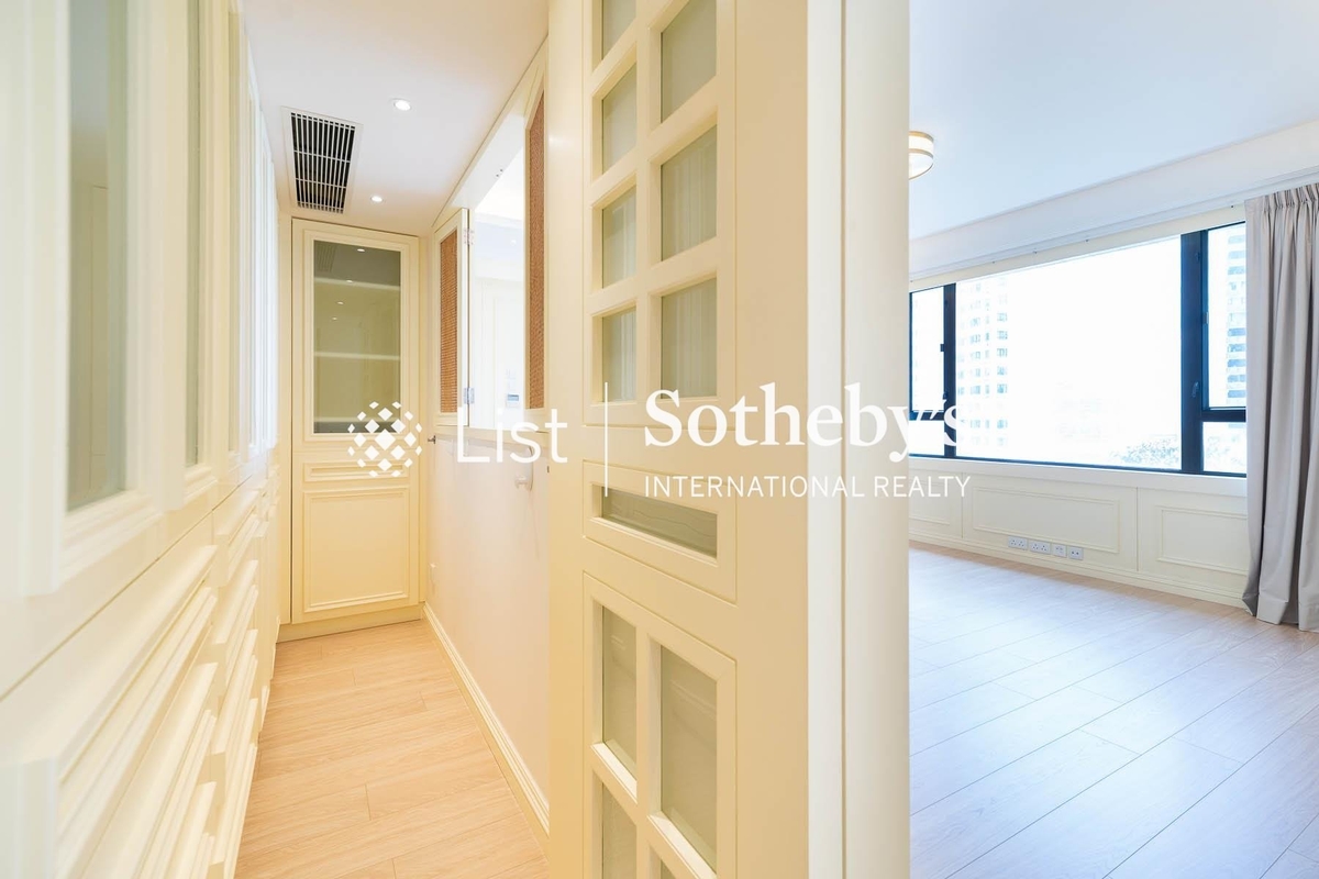 Chung Tak Mansion 重德大廈 | Walk-in Closet in Master Bedroom