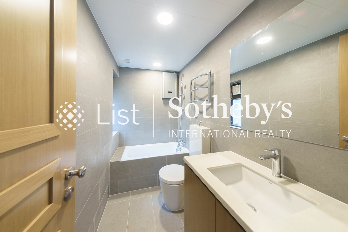 No. 22 Mount Austin Road 柯士甸山道22号 | Guest Bathroom
