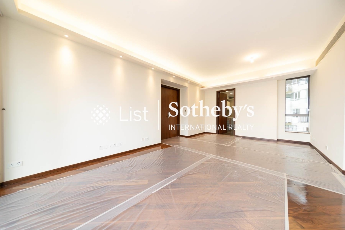 The Signature 春暉8號 | Living and Dining Room