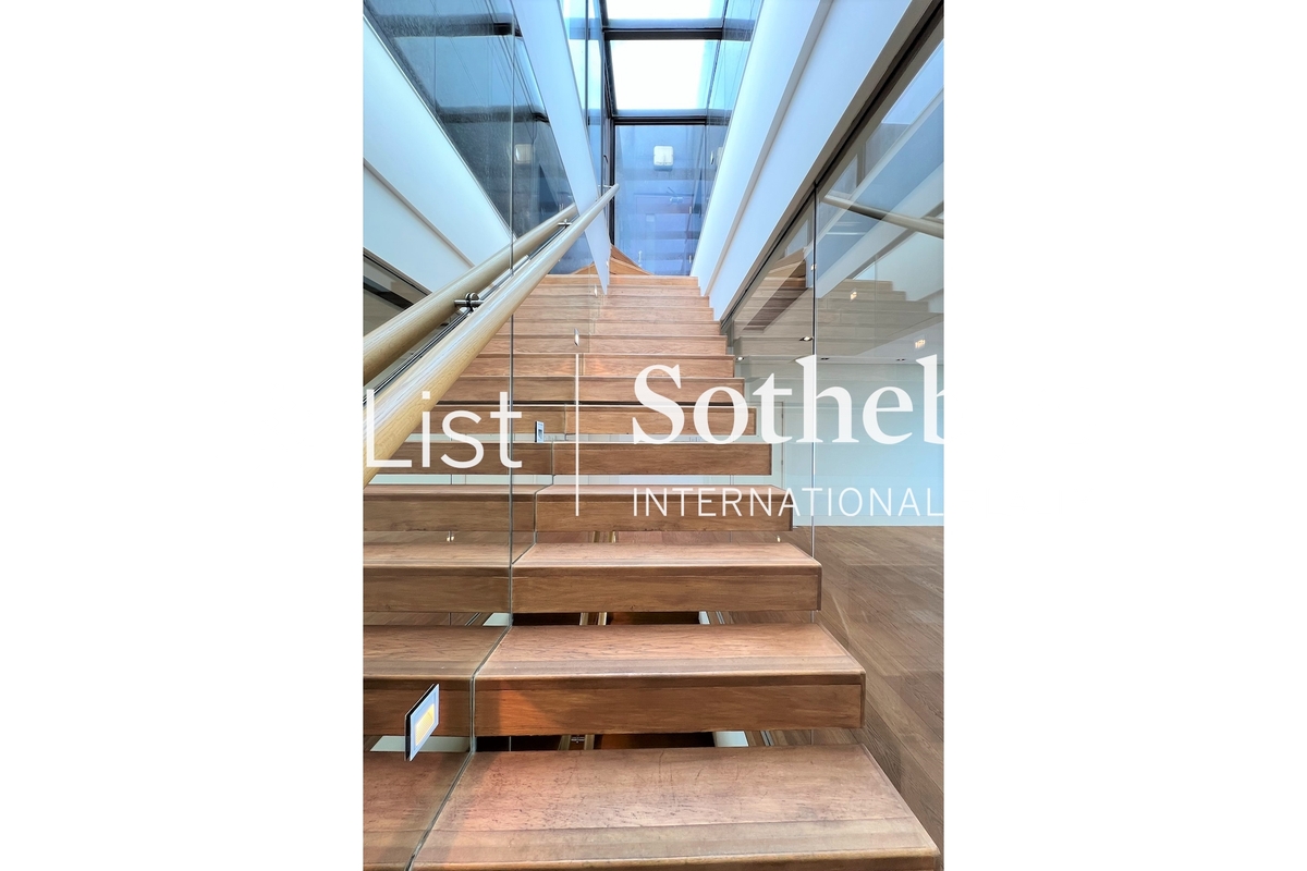 Peak Gardens 山頂花園 | Internal Staircase to the Private Roof