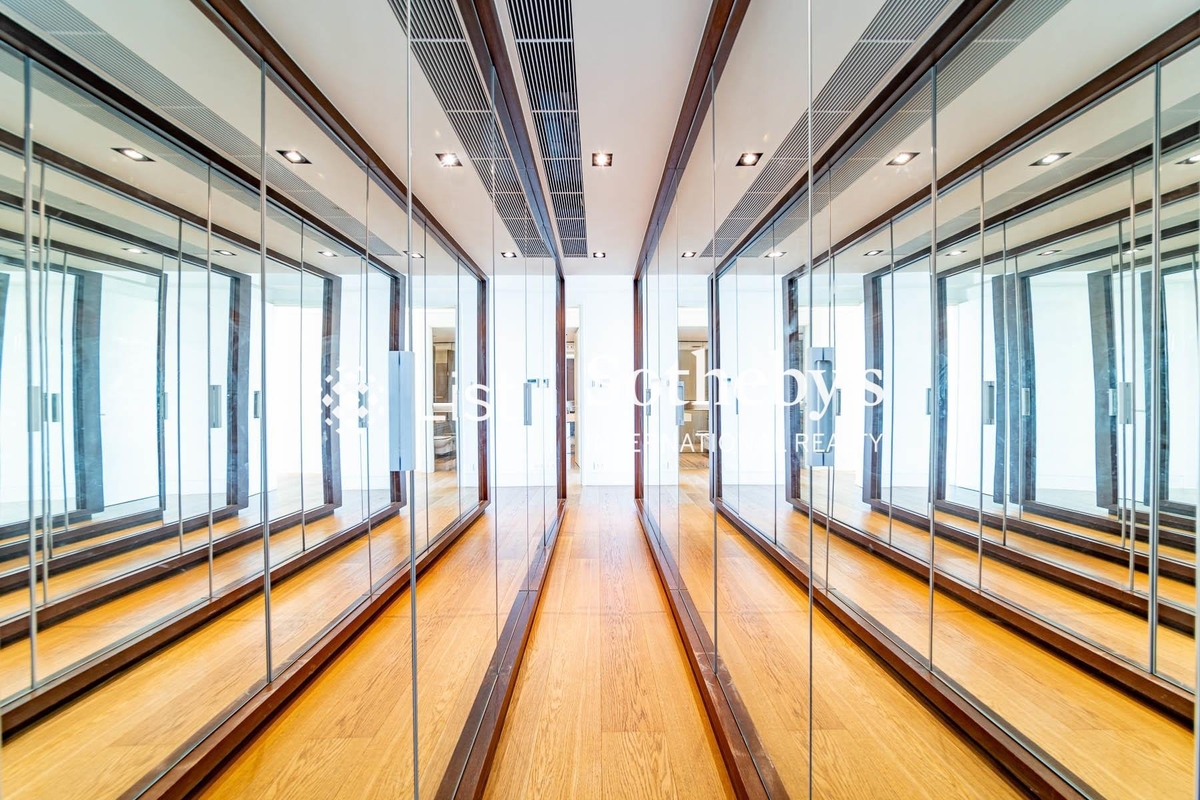 Peak Gardens 山頂花園 | Walk-in Closet in Master Bedroom