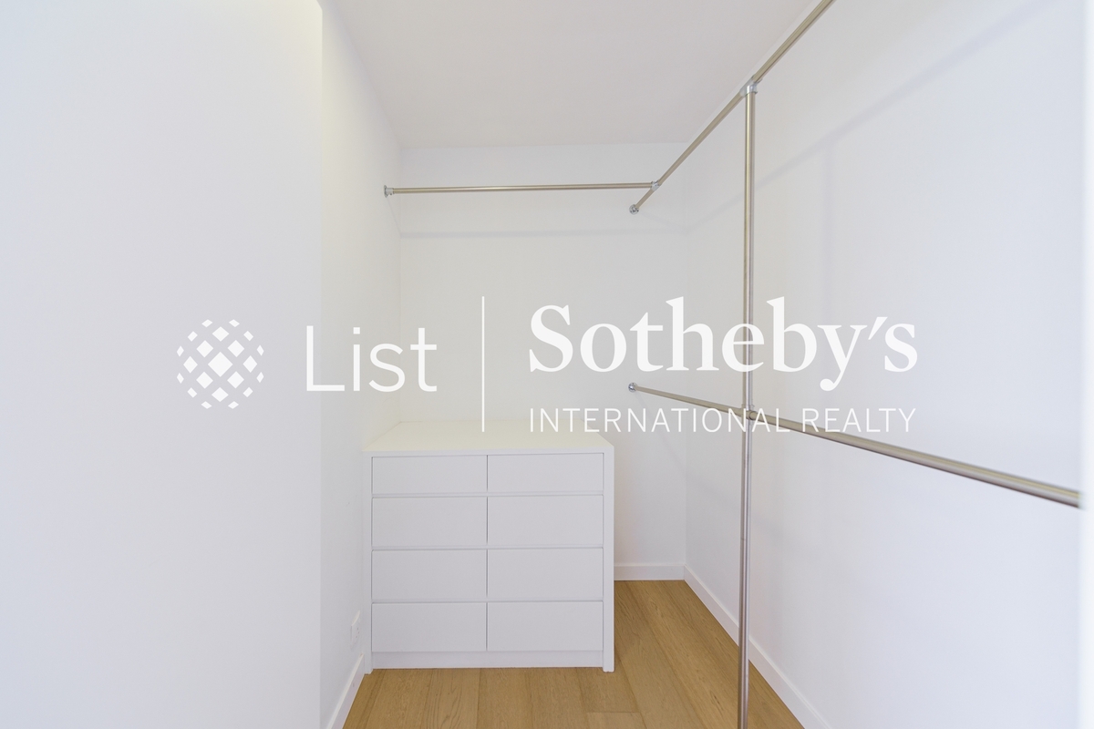 Peak Gardens 山頂花園 | Walk-in Closet in Master Bedroom 