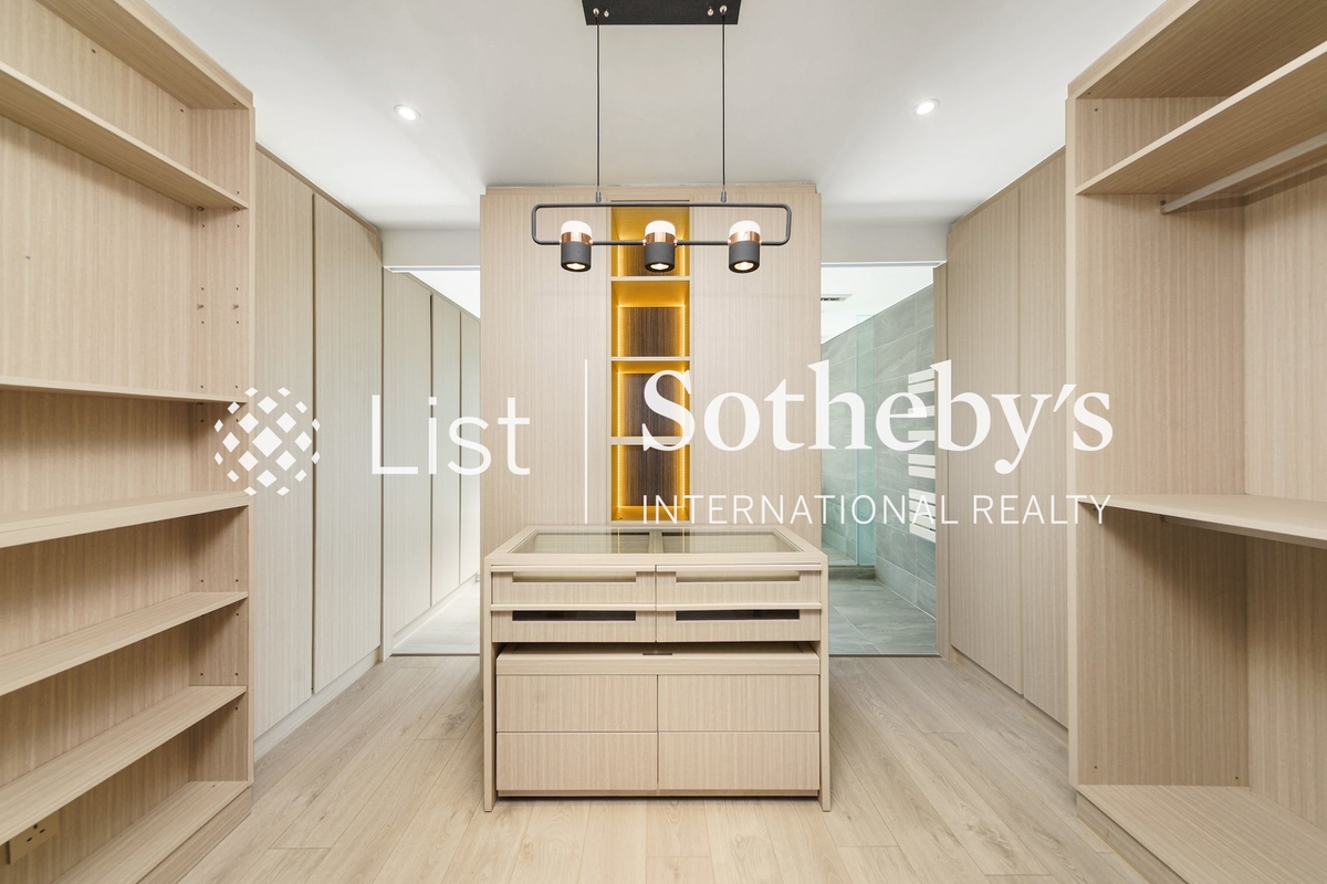 Peak Gardens 山頂花園 | Walk-in Closet in Master Bedroom 