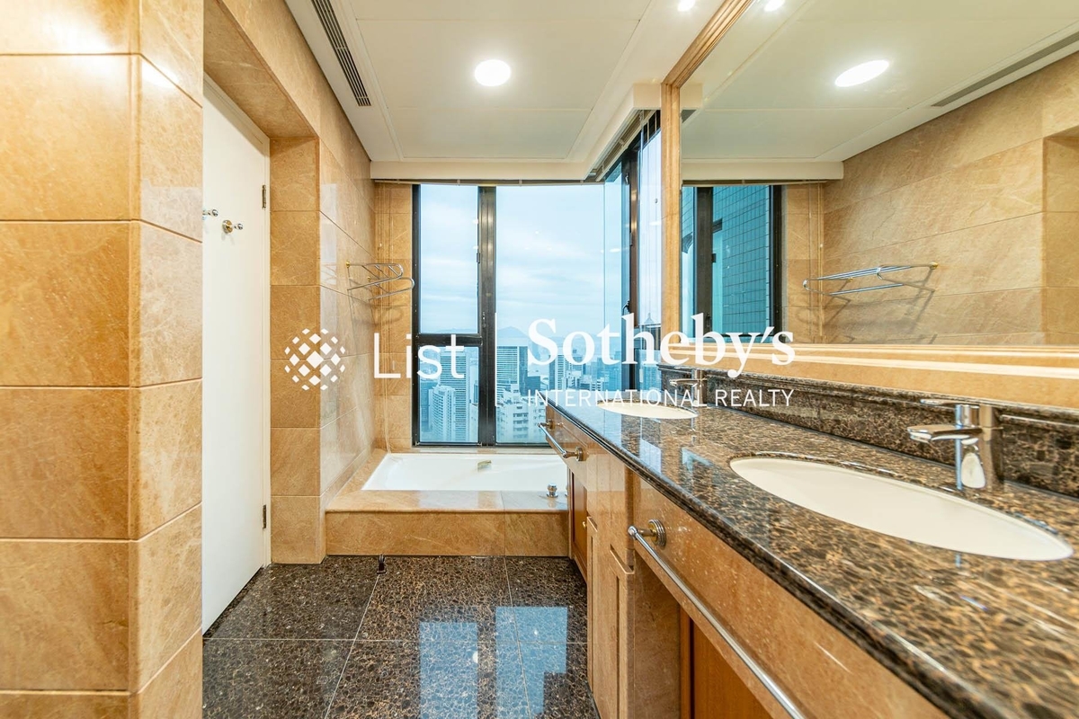 The Harbourview 港景別墅 | Master Bathroom