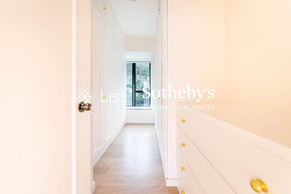 The Harbourview 港景別墅 | Walk-in Closet in Master Bedroom