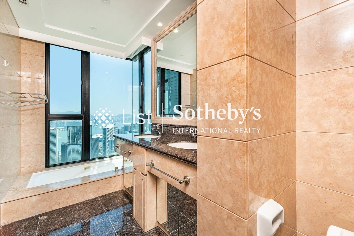 The Harbourview 港景別墅 | Master Bathroom