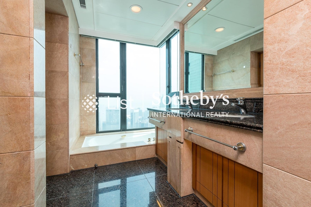 The Harbourview 港景別墅 | Master Bathroom