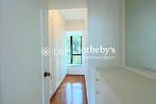 The Harbourview 港景別墅 | Walk-in Closet in Master Bedroom