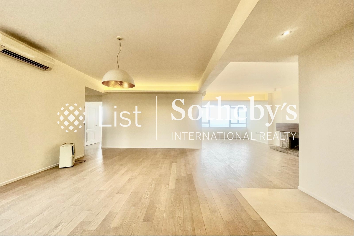 Vivian Court 瑞燕大廈 | Living and Dining Room