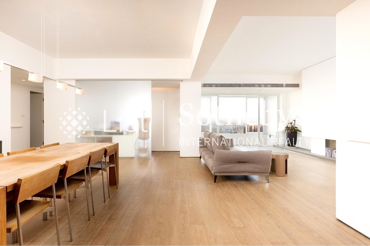 Vivian Court 瑞燕大廈 | Living and Dining Room