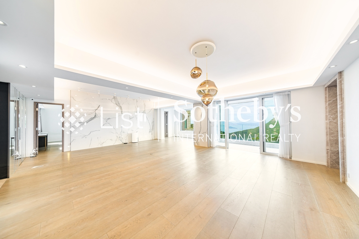 Vivian Court 瑞燕大厦 | Living and Dining Room