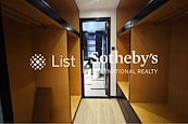 Kellett Heights 嘉利别墅 | Walk-in Closet in Master Bedroom 