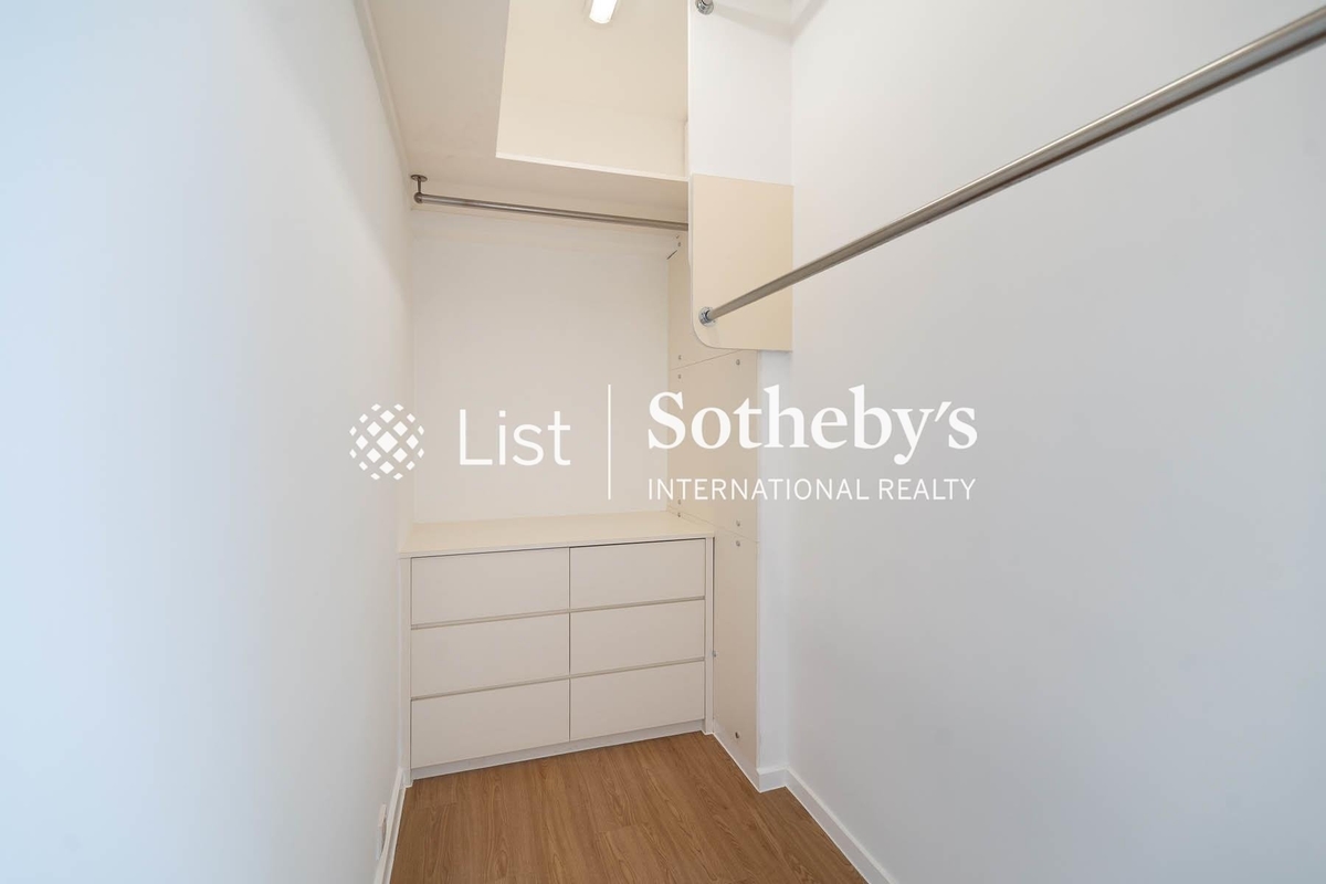 Mountain Lodge 崑廬 | Walk-in Closet in Master Bedroom