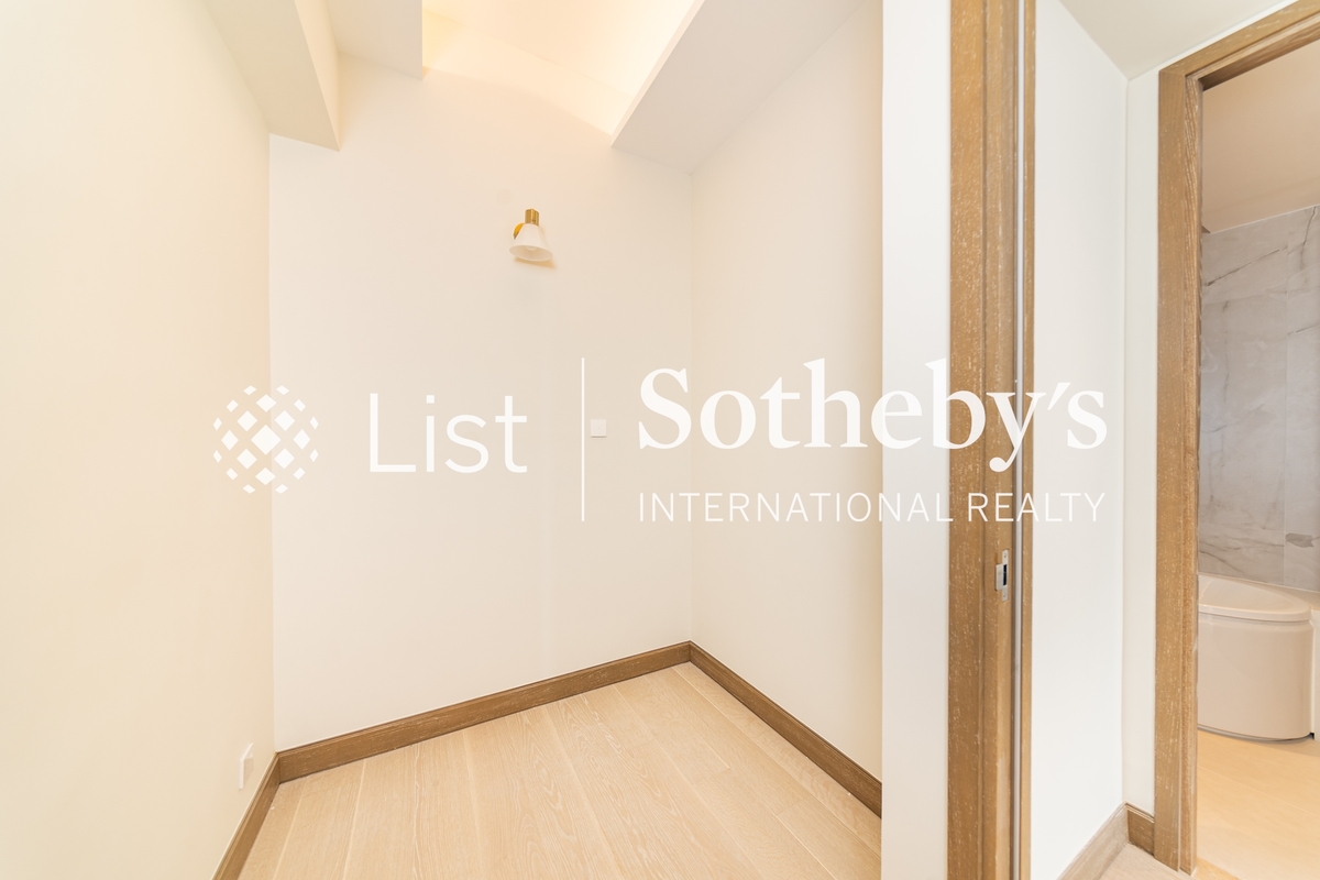 Eredine 七重天大廈 | Walk-in Closet in Master Bedroom 