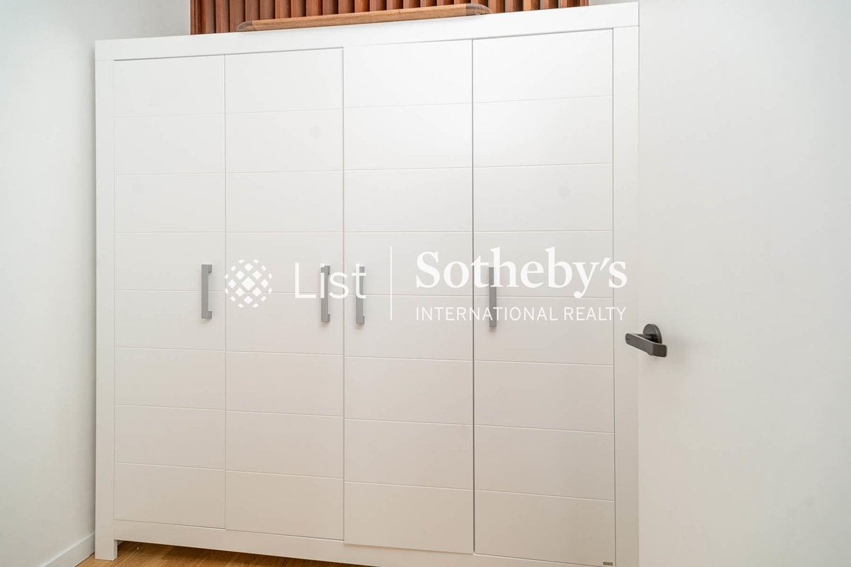 Eredine 七重天大廈 | Walk-in Closet in Master Bedroom