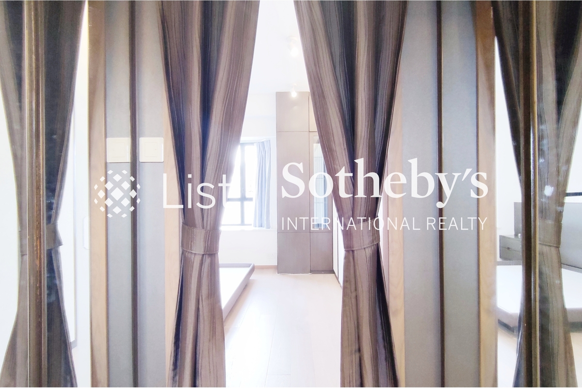 Jolly Villa 竹丽苑 | Walk-in Closet in Master Bedroom 