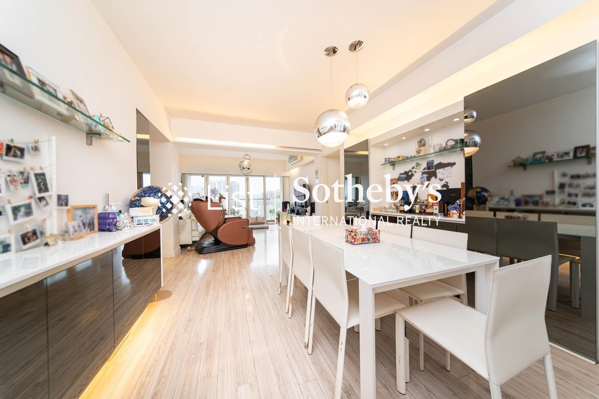 Swiss Towers 瑞士花園 | Living and Dining Room