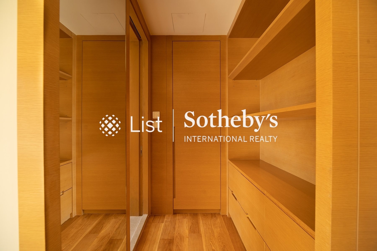 Winfield Building 雲暉大廈 | Walk-in Closet in Master Bedroom