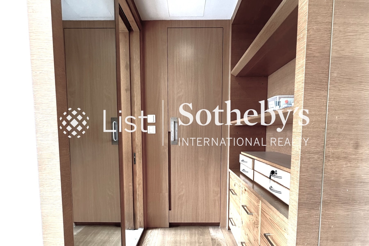 Winfield Building 雲暉大廈 | Built-in Wardrobe in Master Bedroom 