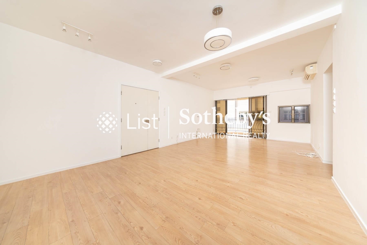 Winfield Building 雲暉大廈 | Living and Dining Room