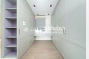 Villa Lotto 乐陶苑 | Walk-in Closet in Master Bedroom 