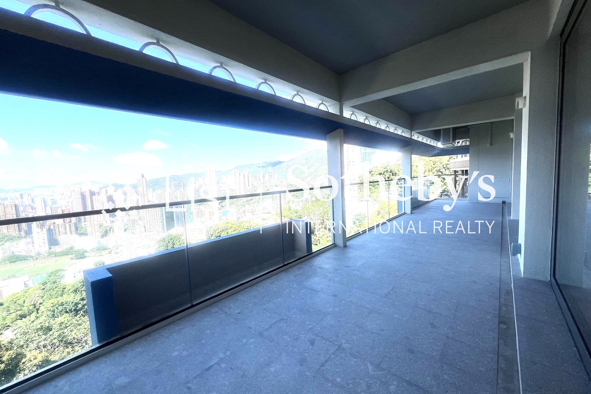 Raceview Mansion 眺马阁 | Balcony off Living and Dining Room