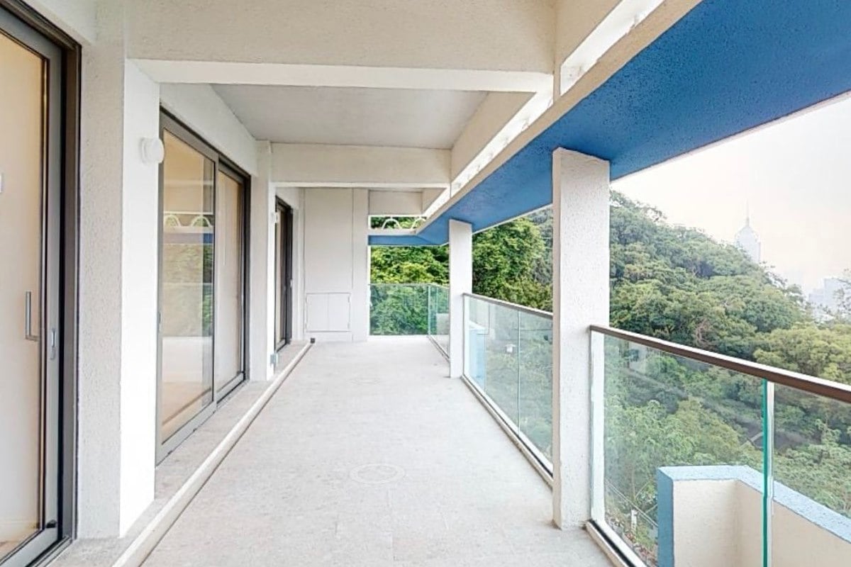 Raceview Mansions 眺馬閣 | Balcony off Living Room