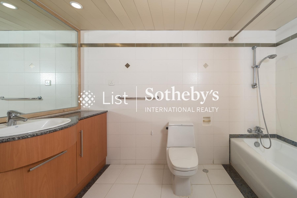 Elm Tree Towers 愉富大廈 | Master Bathroom