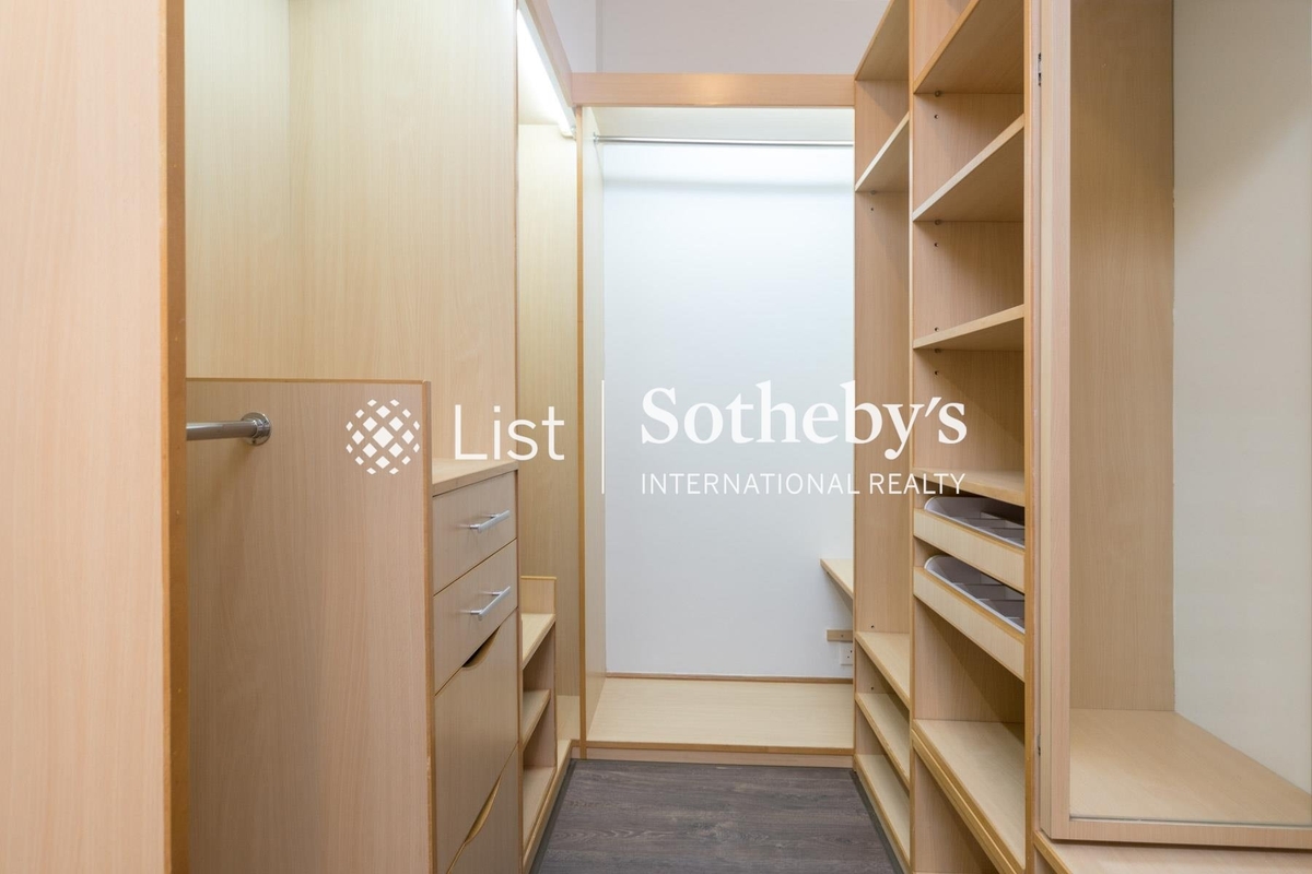 Elm Tree Towers 愉富大廈 | Walk-in Closet in Master Bedroom