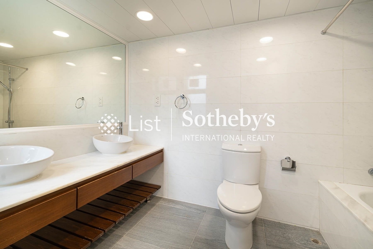 Elm Tree Towers 愉富大廈 | Master Bathroom