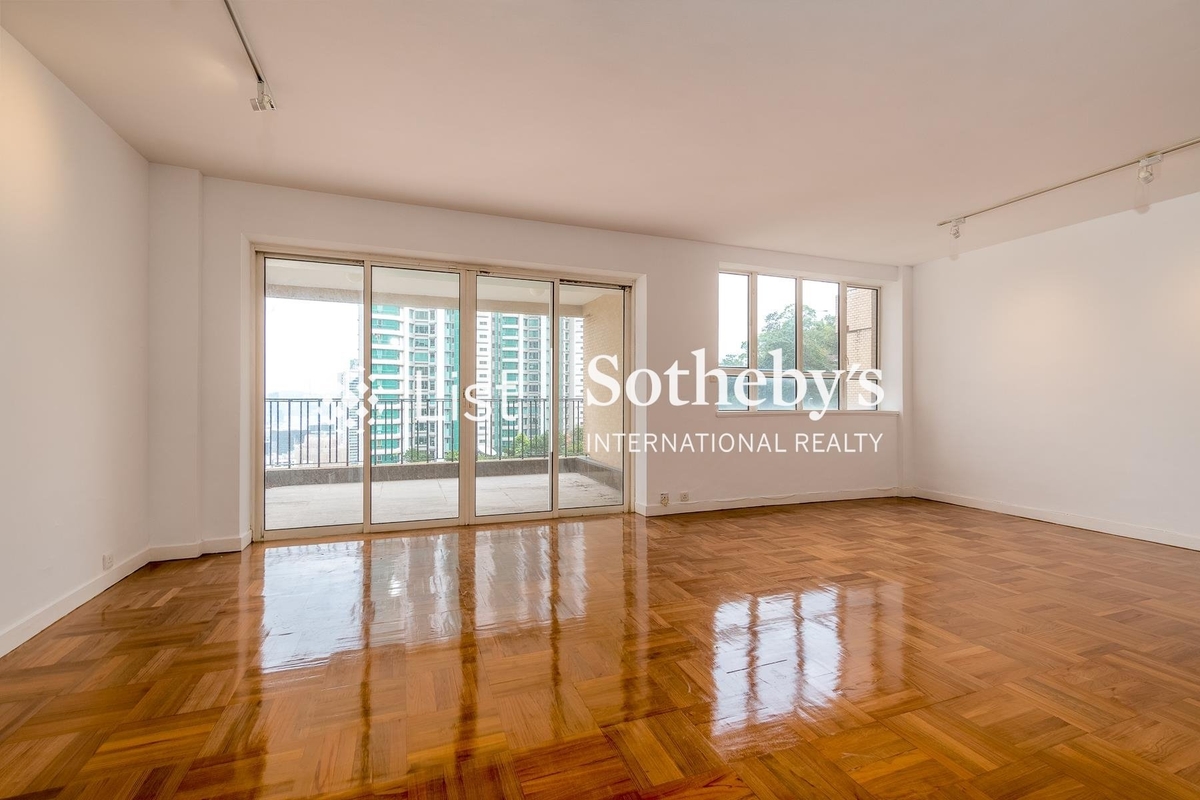 Grenville House 嘉慧園 | Living and Dining Room