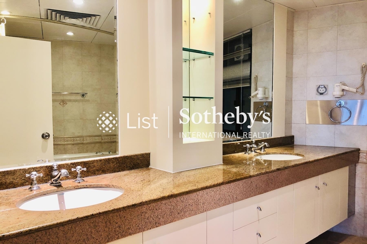 Grenville House 嘉慧園 | Master Bathroom