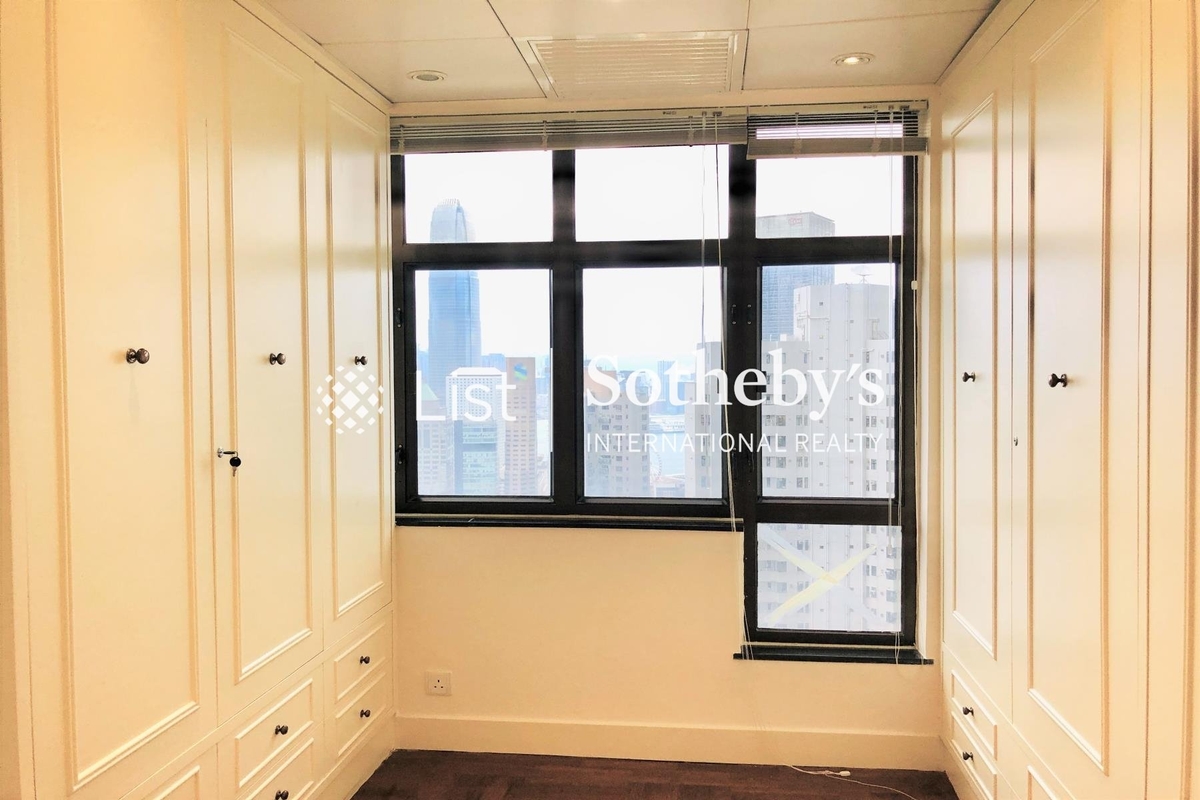 Grenville House 嘉慧園 | Walk-in Closet in Master Bedroom