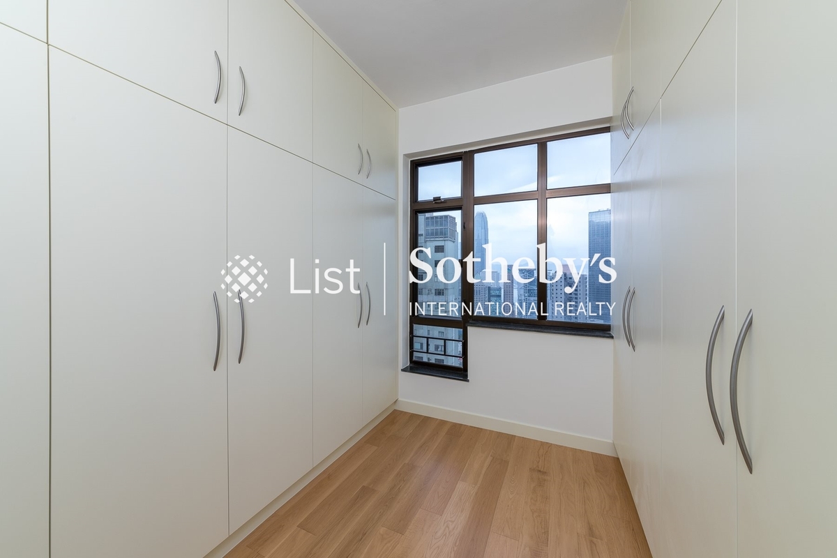 Grenville House 嘉慧園 | Walk-in Closet in Master Bedroom