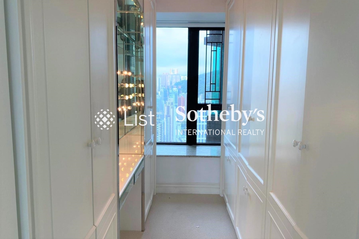 The Leighton Hill 禮頓山 | Walk-in Closet in Master Bedroom