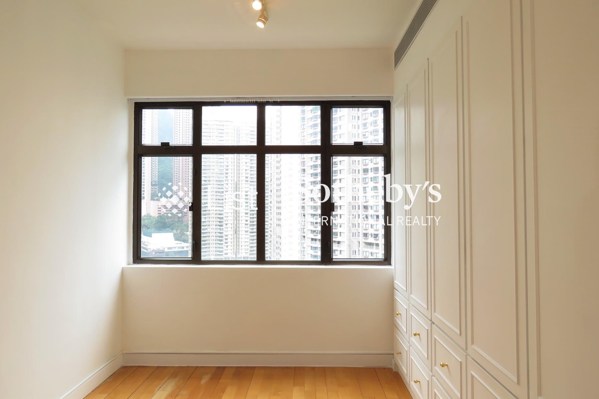 Grenville House 嘉慧園 | Walk-in Closet in Master Bedroom