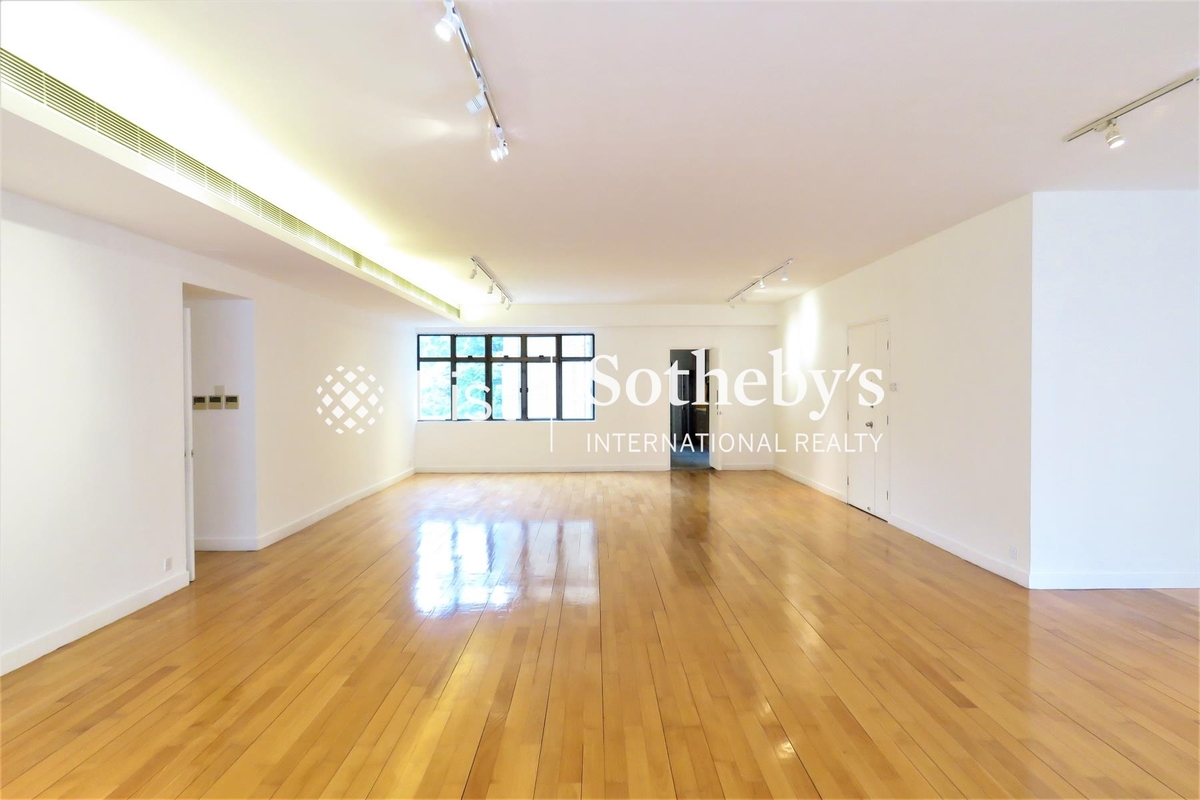 Grenville House 嘉慧園 | Living and Dining Room