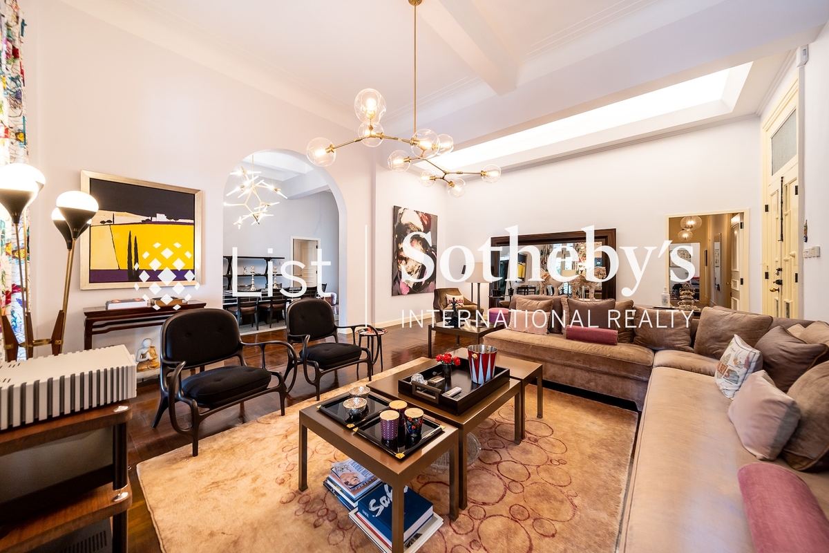 43A Conduit Road 干德道43A號 | Living Room