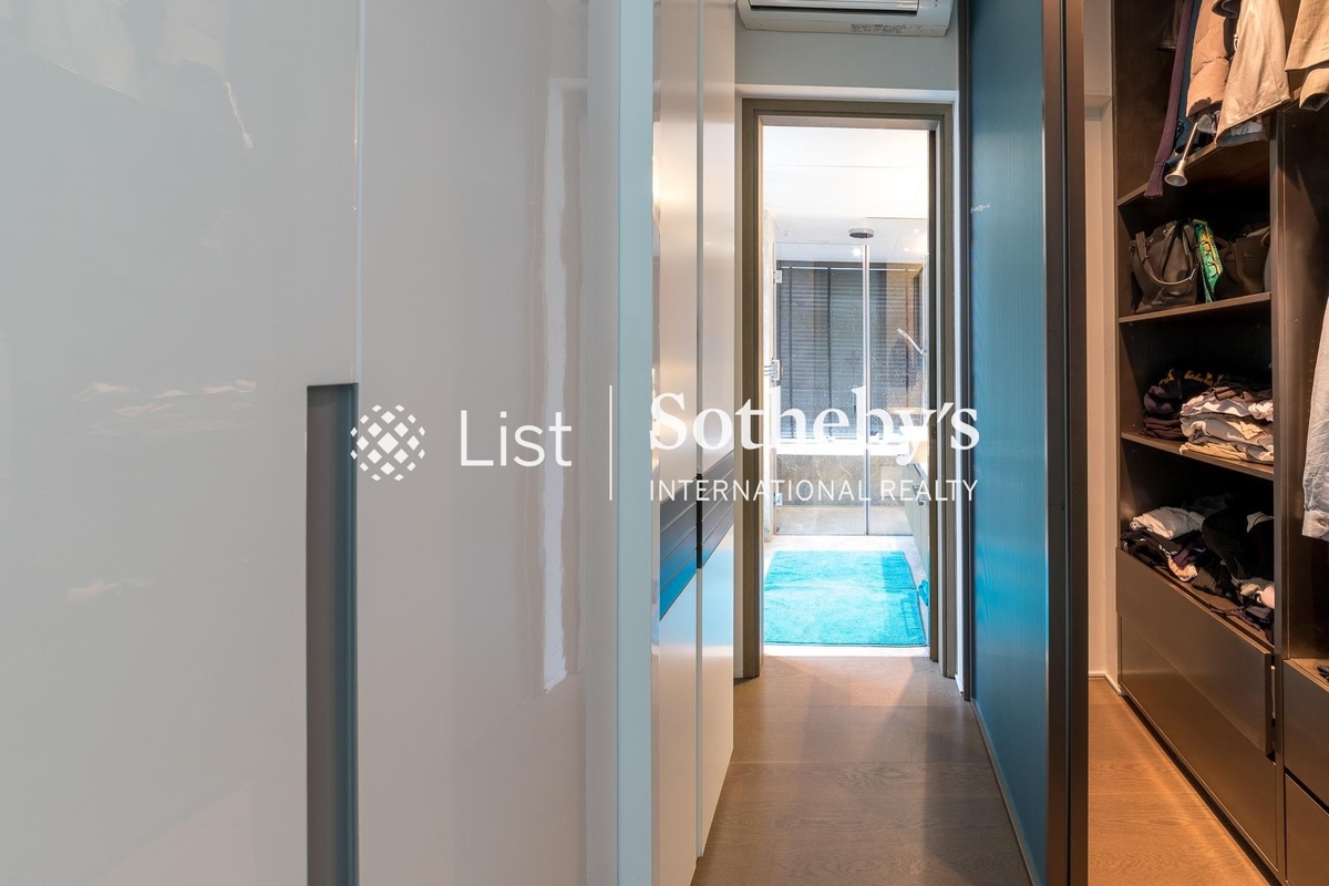 Azura 蔚然 | Walk-in Closet in Master Bedroom