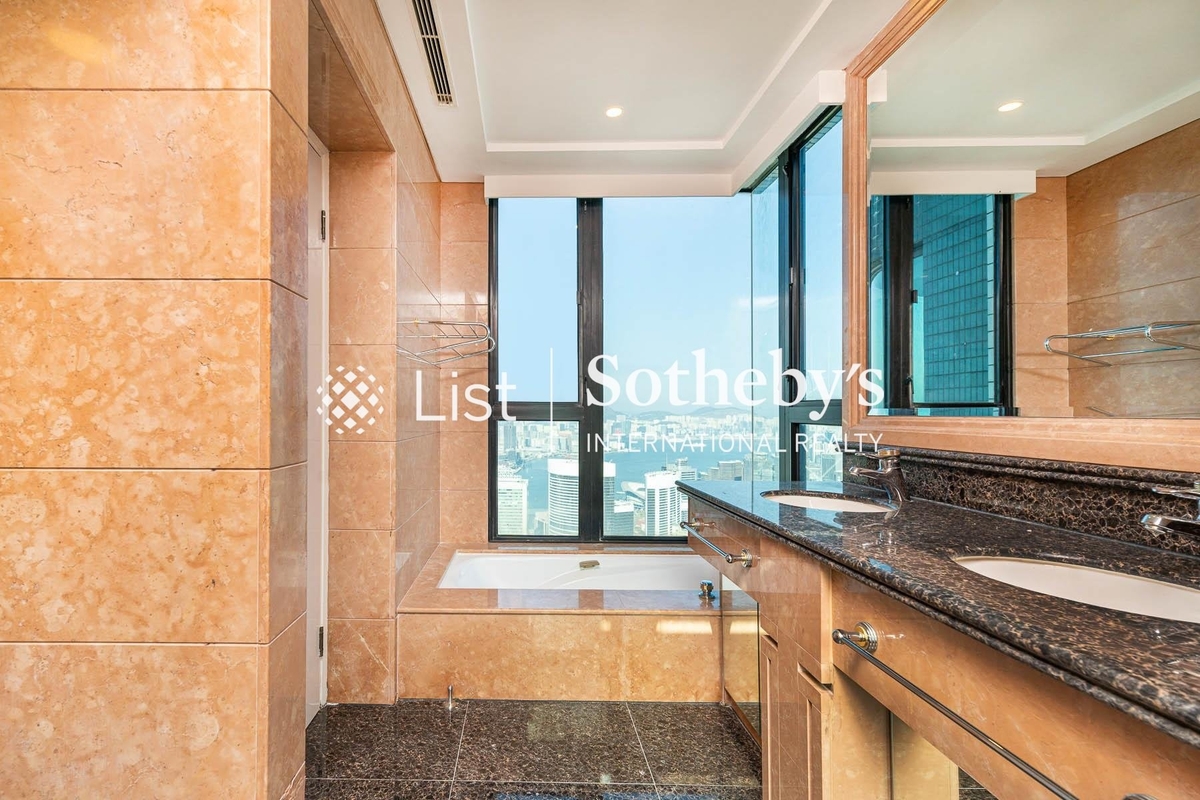 The Harbourview 港景別墅 | Master Bathroom